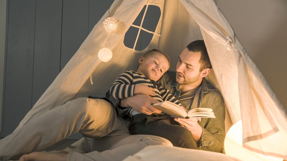 Weihnachtsbücher sorgen für schöne Adventsstimmung bei Eltern und Kindern. Foto: IMAGO/Westend61