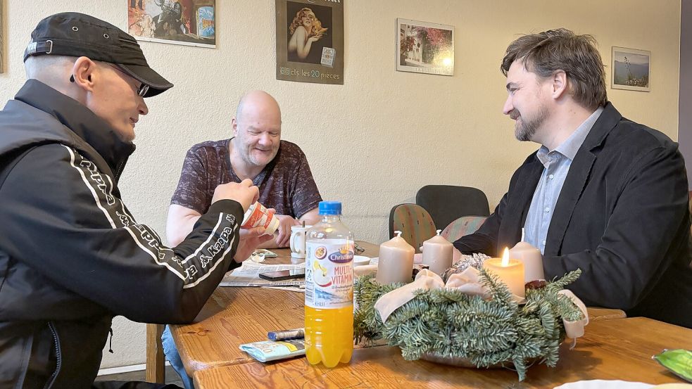 Tagesaufenthalt-Leiter Malte Mand (r.) im Aufenthaltsraum mit Besuchern. Auch Menschen, die nicht obdachlos sind, kommen hierher. Foto: Kubassa