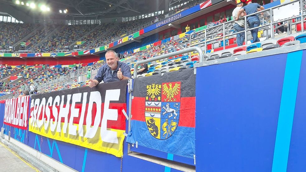 Fast 30 Jahre lang waren der Emder Kai Schoolmann und sein Banner „Grossheide“ ein häufiges Gespann in den Fußballstadien bei Welt- und Europameisterschaften. Foto: privat