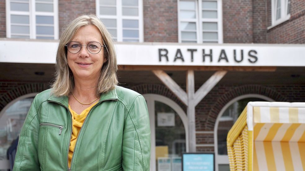 Heike Horn vor dem Langeooger Rathaus. Foto: Oltmanns/Archiv