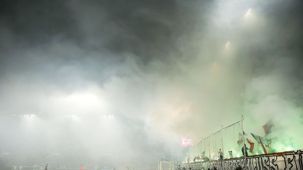 Das Spiel FC St. Pauli und Werder Bremen muss wegen Pyro-Nebels unterbrochen werden. Foto: Christian Charisius/dpa