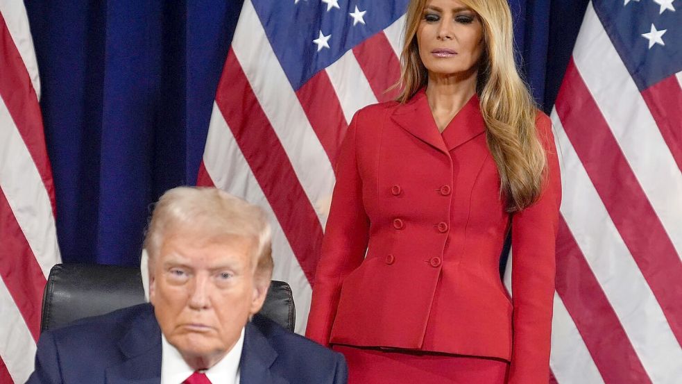 Es ist unklar, ob Melania Trump permanent mit ihrem Mann Donald Trump im Weißen Haus wohnen wird. (Archivbild) Foto: Evan Vucci/AP/dpa