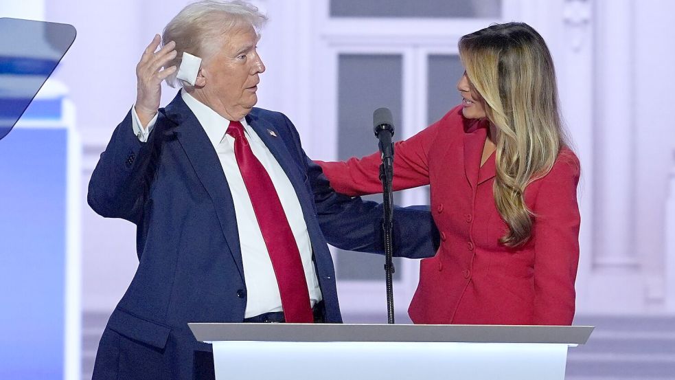 Nur selten trat Melania Trump im Wahlkampf für Fotos mit ihrem Mann auf die Bühne. (Archivbild) Foto: J. Scott Applewhite/AP/dpa