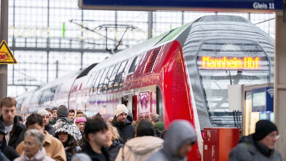 Zum Anrollen des Zugverkehrs auf der sanierten Riedbahn kam es noch zu Verspätungen - es ruckelt sich aber ein. Foto: Andreas Arnold/dpa