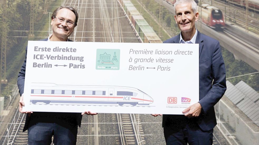 Von Berlin aus geht es über Frankfurt, Karlsruhe und Straßburg nach Paris - Michael Peterson (l) von der Deutschen Bahn und Alain Krakovitch von der französischen SNCF präsentierten die Strecke Ende September. (Archivbild) Foto: Carsten Koall/dpa