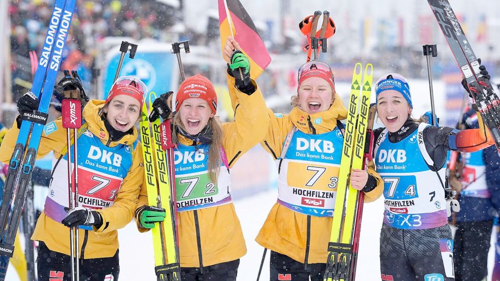 Die deutschen Skijägerinnen gewinnen die Staffel in Hochfilzen. Foto: Matthias Schrader/AP/dpa