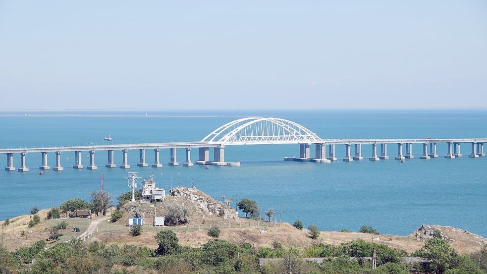 Eine Brücke über die Meerenge von Kertsch verbindet seit Jahren die von Russland annektierte Krim mit dem russischen Festland. (Archivbild) Foto: Ulf Mauder/dpa