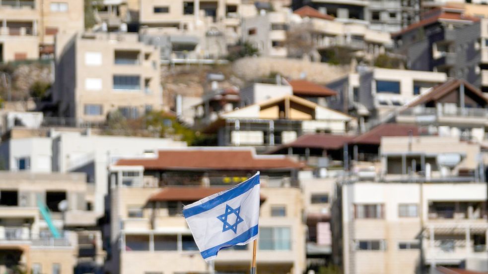 Israelische Flagge weht auf einem Dach nahe dem Grenzgebiet zwischen den Golanhöhen und Syrien. Foto: Matias Delacroix/AP/dpa