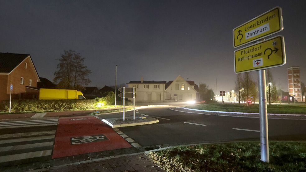 Nur die Scheinwerfer eines Autos bringen etwas Licht in den neuen Kreisverkehr an der Fockenbollwerkstraße. Foto: Volker Altrock