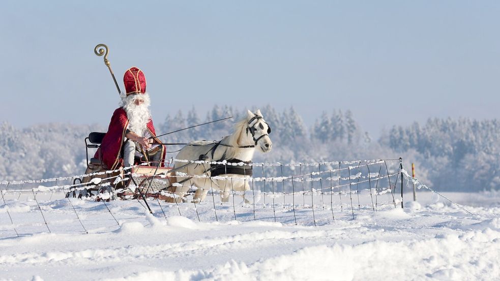 Viele stellen sich ideale Weihnachten so vor: Drinnen leuchtet der Baum, draußen türmt sich der Schnee. (Archivbild) Foto: Thomas Warnack/dpa