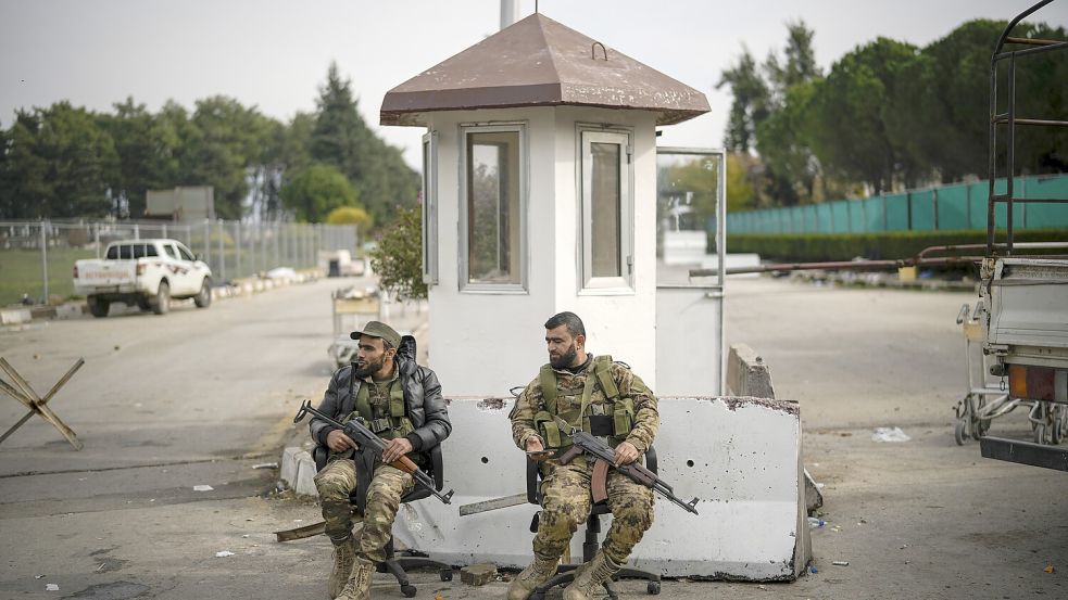 Syrische Kämpfer bewachen den Eingang des zivilen Flughafens von Lakatia in der Stadt Hmeimim. Die Lage in Syrien steht im Mittelpunkt des Treffens der EU-Außenminister Foto: dpa/Leo Correa