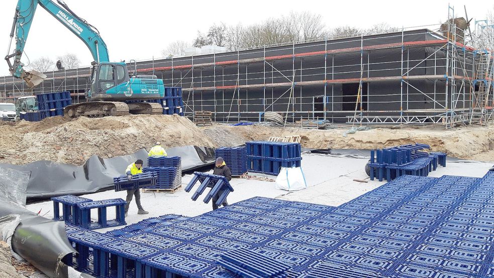 In diesen Bierkisten ähnelnden Kunststoffelementen unterhalb des Parkplatzes am neuen Aldi-Marktes in Marienhafe wird künftig Regenwasser gespeichert. Foto: Thomas Dirks