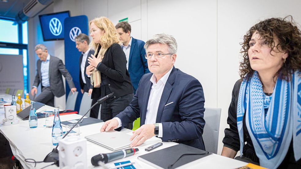 VW-Verhandlungsführer Arne Meiswinkel (2.v.r.) ringt mit der IG Metall um einen Kompromiss im Tarifstreit. (Archivfoto) Foto: Moritz Frankenberg/dpa