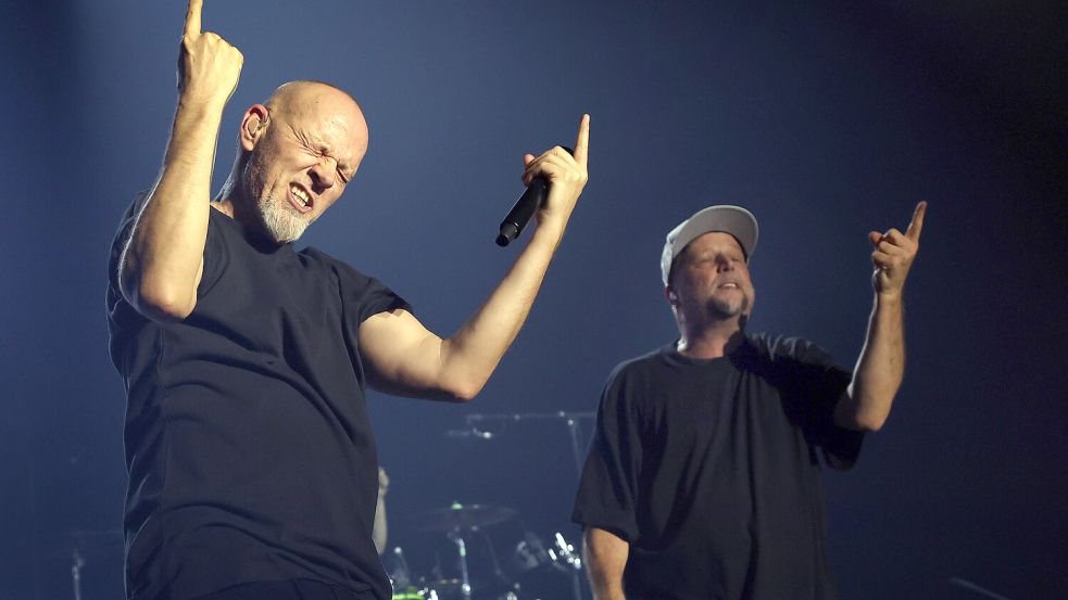 Thomas D und Smudo von den Fantastischen Vier beim Auftakt der „Long Player on Tour“-Tour in der Tectake Arena in Würzburg. Foto: Hildenbrand/dpa