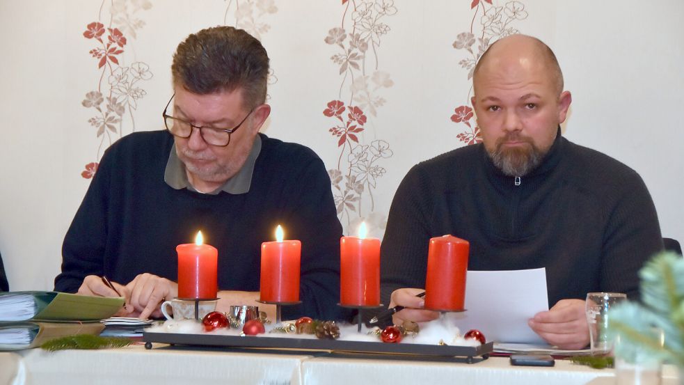 Advent, Advent: Vorweihnachtlich dekoriert war der Tisch, an dem in der Ratssitzung am Montagabend Rechtsupwegs Gemeindedirektor Gerhard Ihmels (links) und Bürgermeister Timo Seeberg (SPD) saßen. Foto: Thomas Dirks