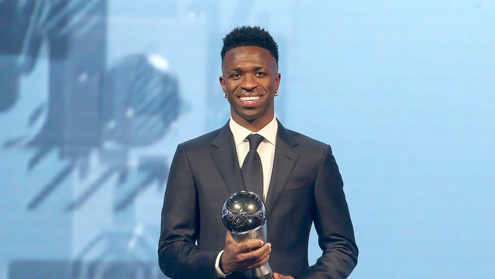 Vinícius Júnior von Real Madrid wurde erstmals als Weltfußballer des Jahres ausgezeichnet. Foto: Hussein Sayed/AP/dpa