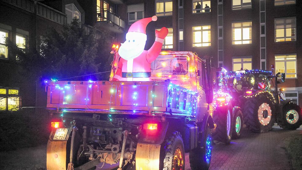 Ein Weihnachtsmann winkte den Menschen zu. Foto: Stephan Friedrichs