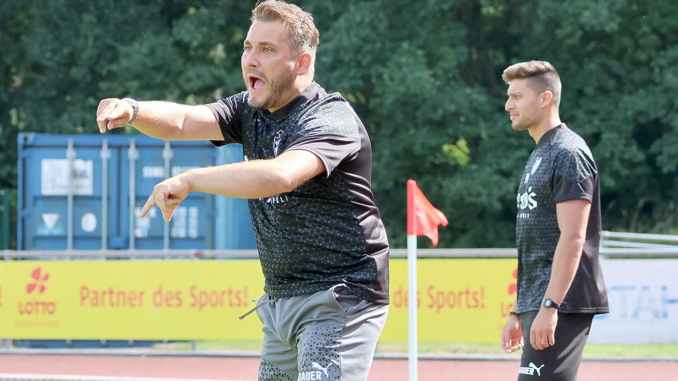 Claudio Casto und sein Co-Trainer Milas Faqiryar haben Aurich bis auf Platz drei geführt. Foto: Helmut Vortanz