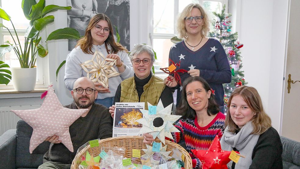 Agentur-Inhaber Tim Bruns (von links), Julia Insinger (Agentur m01n), Pastorin Silke Kampen (Matthäusgemeinde), Pastorin Cathrin Meenken, Ruth Moldenhauer (Lionsclub „Aurora“) und Ina Lichtsinn (Agentur m01n), hier bei der Vorstellung des Projekts 2023, sind für die Sternstundent verantwortlich. Foto: Romuald Banik