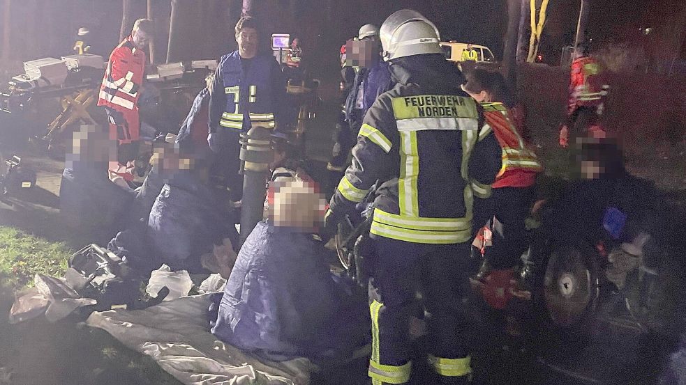 Zahlreiche Einsatzkräfte kümmerten sich um die Bewohner. Foto: Feuerwehr Norden