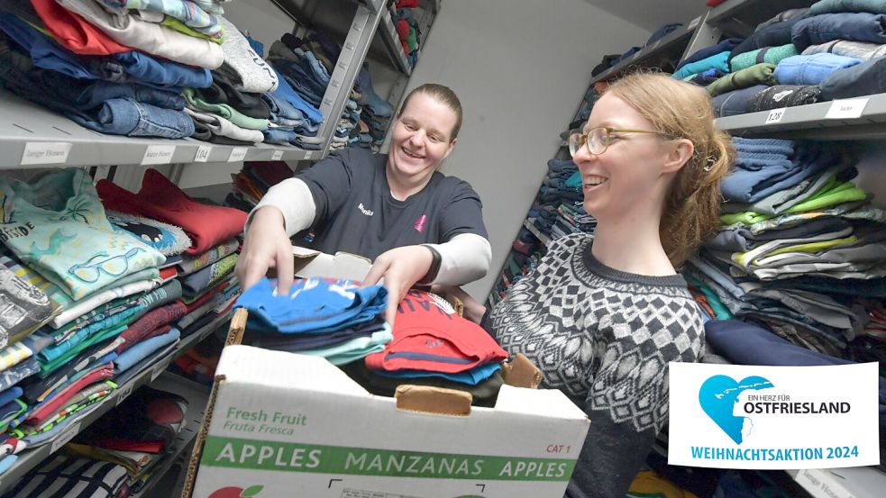 Monika Albachten (links) zeigt Volontärin Jasmin Oltmanns, wie ein Spendenpaket zusammengestellt wird. Foto: Ortgies