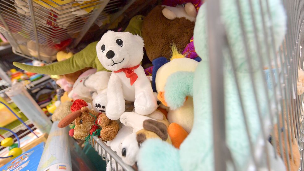 Viele Kinder bekommen Kuscheltiere in ihre Pakete.