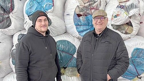 André Cassens (links) und Kurt Rotermund (rechts) haben vor einigen Jahren eine Firma in Aurich gegründet, mit der sie Altkleider für einen guten Zweck sammeln. Foto: Spindler