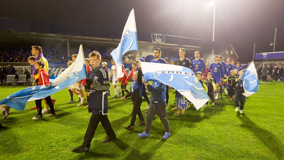 Wenn Tido Steffens bei Heimspielen des BSV Kickers Emden seine Mannschaft aufs Feld führt, dann schafft er es immer, aus der anschließenden Seitenwahl als offizieller oder zumindest als heimlicher Sieger hervorzugehen. Fotos: Jens Doden (Emden)