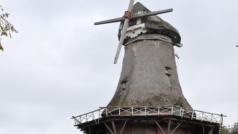 2022 erhielt das Packhaus der Schewelingschen Mühle in Marienhafe ein neues Dach. Als nächstes soll die Kappe saniert werden.Fotos: Thomas Dirks