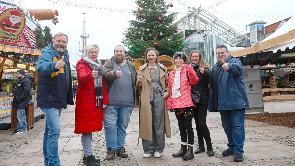 Birgit Siebels-Janßen (Zweite von links), André Bruns und Annette Bauersfeld (Dritte von rechts) zogen Hauptgewinne bei der Weihnachtslotterie. Foto: Romuald Banik