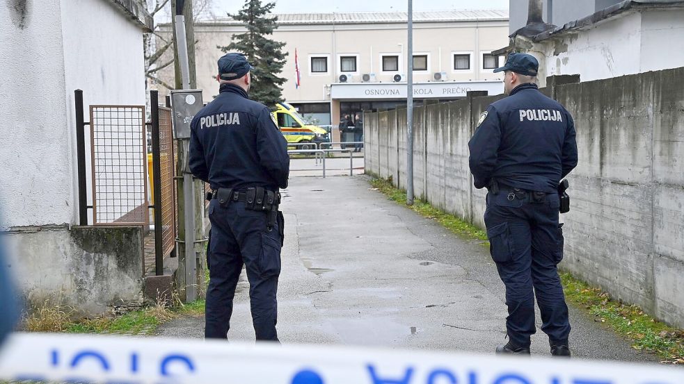 Nach einem Angriff in einer Schule in Zagreb ist die Polizei im Einsatz. Der Täter hat mit einem Messer ein Kind getötet und vier weitere Menschen verletzt. Foto: Ronald Gorsic/Cropix/AP/dpa