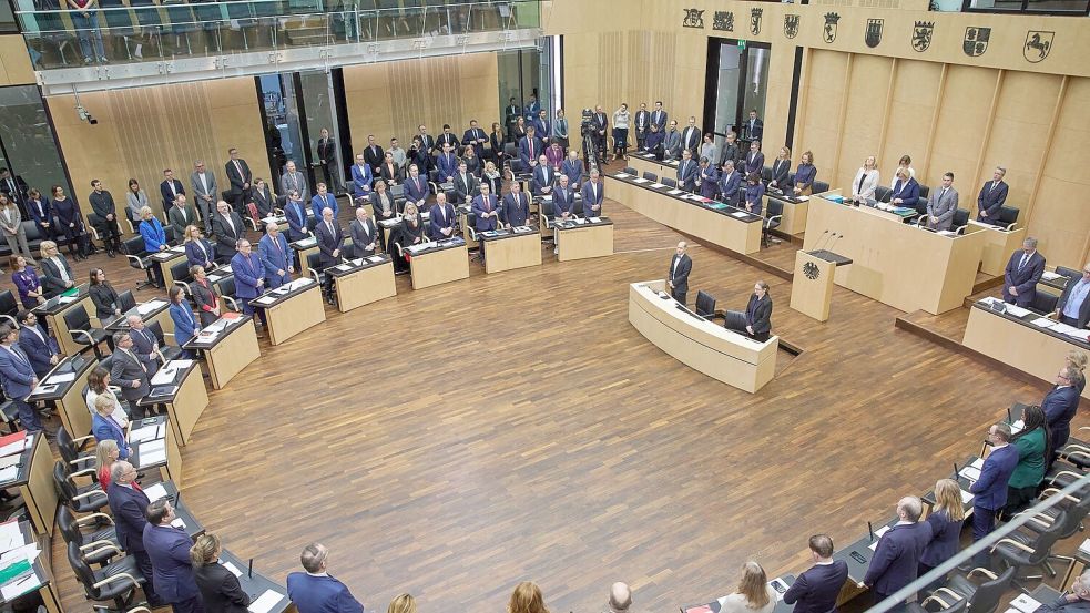 Die Bundesrats-Mitglieder erhoben sich zum Gedenken an die vom NS-Regime ermordeten Sinti und Roma. Foto: Joerg Carstensen/dpa