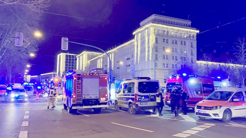 Einsatzkräfte von Rettungsdiensten, Polizei und Feuerwehr sind im Einsatz auf dem Weihnachtsmarkt in Magdeburg. Foto: Heiko Rebsch/dpa