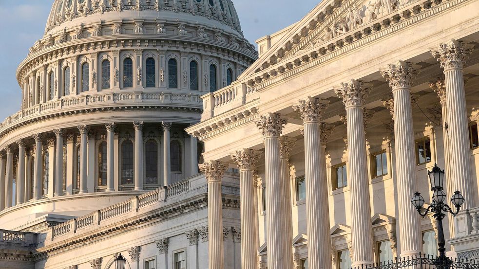 In einer nächtlichen Aktion verabschiedet der US-Kongress einen Übergangshaushalt, um einen längeren „Shutdown“ der Regierung zu vermeiden. (Archivbild) Foto: J. Scott Applewhite/AP/dpa