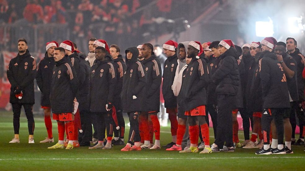 Andächtiger und stiller Jubel der Bayern-Profis mit Weihnachtsmannmützen angesichts der schrecklichen Ereignisse in Magdeburg. Foto: Sven Hoppe/dpa