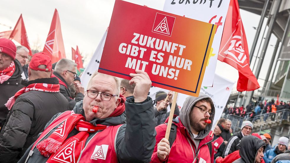 Mitarbeiter des Emder VW-Werkes protestierten mehrfach gegen die Sparpläne des Konzerns – auch in Wolfsburg. Foto: Claus Hock