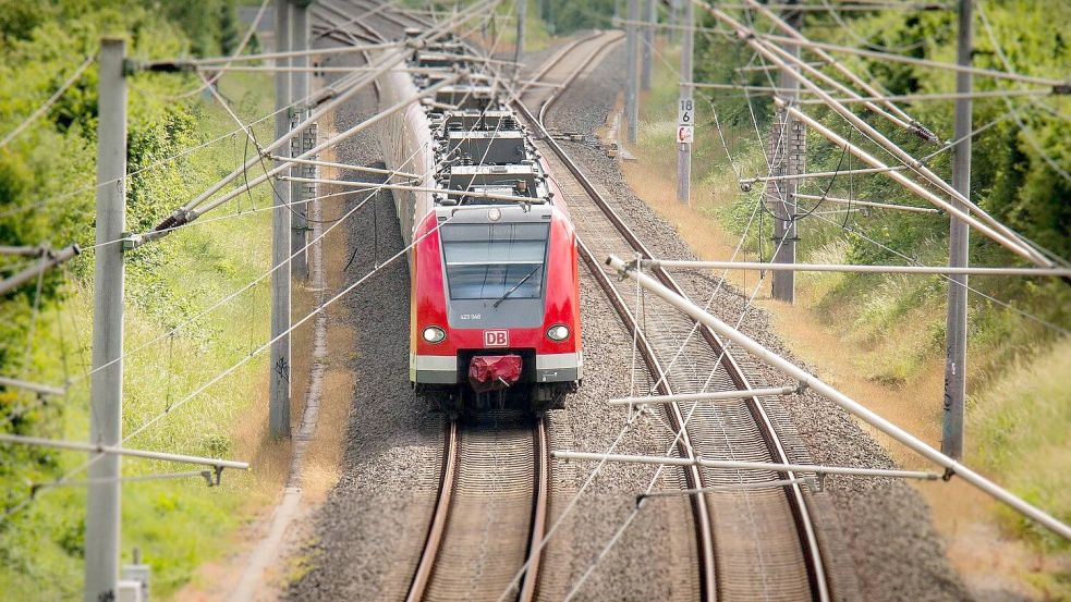 Die Bahnstrecke zwischen Oldenburg und Bremen ist gesperrt. Symbolfoto: Pixabay