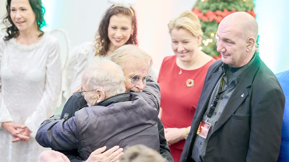 Darf endlich wieder seine Gäste bei der großen Feier herzen: Frank Zander. Foto: Annette Riedl/dpa