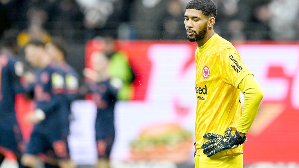 Eintracht Frankfurts Torwart Kaua Santos begünstigte mit schweren Patzern die Niederlage gegen den FSV Mainz 05. Foto: Uwe Anspach/dpa