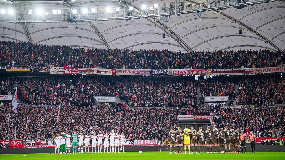 Schweigeminute vor dem Spiel in Stuttgart. Foto: Tom Weller/dpa