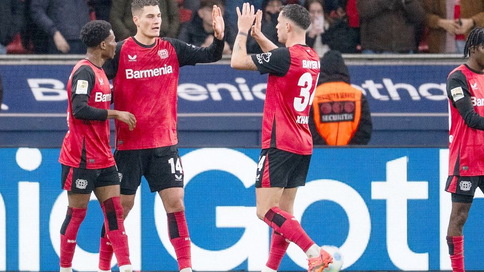 Die Leverkusener freuen sich über den Heimsieg gegen Freiburg. Foto: Marius Becker/dpa