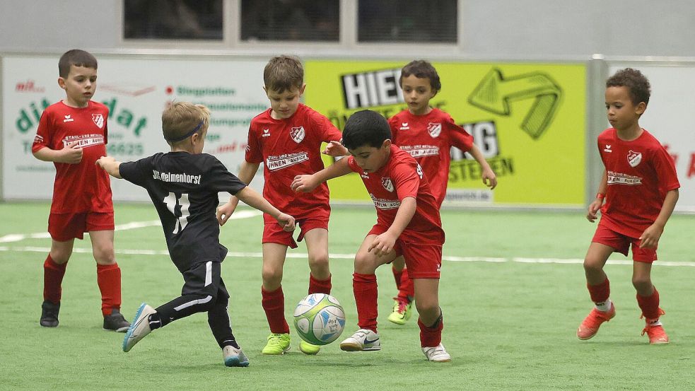 Bei den Minis ging es hoch her auf dem Auricher Kunstrasen. Die weiteste Anreise hatte die Mannschaft vom Harburger SC.Fotos: Wilfried Gronewold