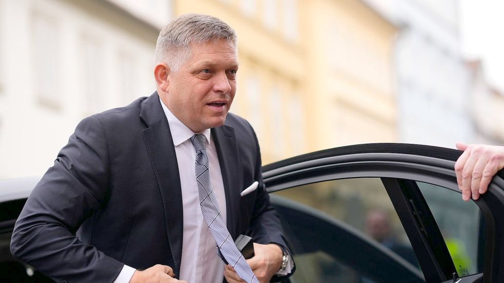 Der slowakische Ministerpräsident Robert Fico besucht Kremlchef Wladimir Putin. (Archivbild) Foto: Petr David Josek/AP/dpa