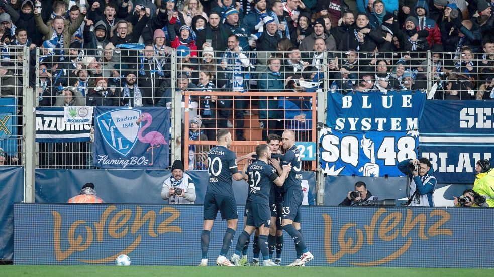 Die Bochumer Spieler feiern den 2:0-Erfolg gegen Heidenheim. Foto: Fabian Strauch/dpa