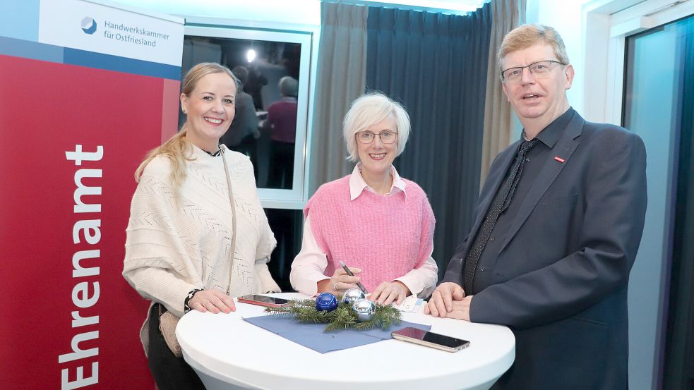 Im Gespräch (von links): Prüferin Claudia Mathilde Knuth (Südbrookmerland) und Gisela Hillers, Leiterin des Meister- und Fortbildungsprüfungswesens, mit Handwerkskammerpräsident Albert Lienemann. Foto: HWK