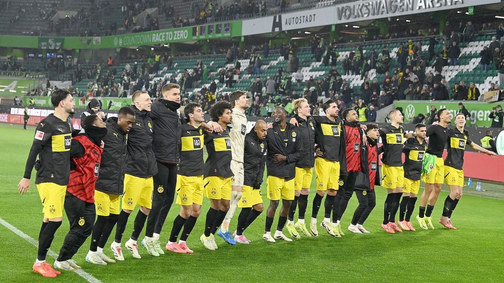 Jubel nach dem letzten Spiel des Jahres: Die Spieler von Borussia Dortmund feiern den 3:1-Sieg in Wolfsburg. Foto: Swen Pförtner/dpa