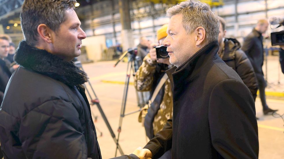 Bundeswirtschaftsminister Robert Habeck im Gespräch mit Fabian Geyer. Auch Flensburgs Oberbürgermeister verfolgte am Montag in der FSG-Schiffshalle die Pressekonferenz mit dem Grünen-Politiker. Foto: Michael Staudt