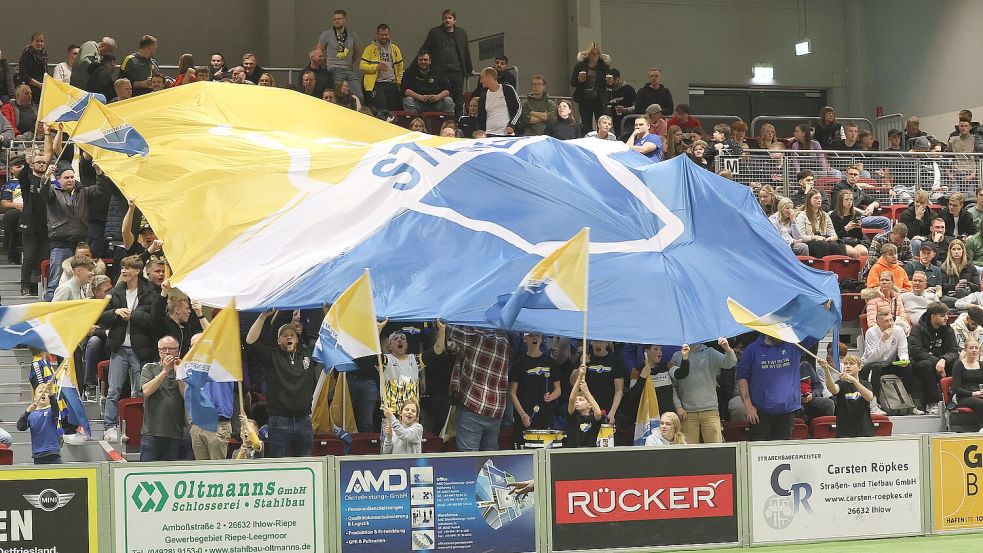 Die Fans aus Steenfelde sorgten für ordentlich Stimmung in der Auricher Sparkassen-Arena.Fotos: Wilfried Gronewold