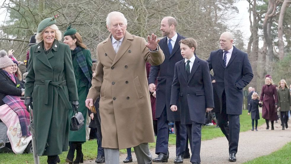 Traditionell gehen die Royals die kurze Strecke zum Gottesdienst zu Fuß. Foto: Jon Super/AP/dpa