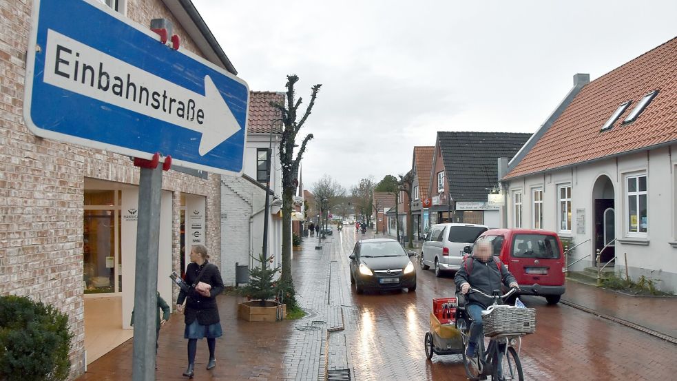 Einbahnstraße Rosenstraße in Marienhafe: Beim ersten Verkehrsversuch 2019 ignorierten viele Verkehrsteilnehmer die neue Regelung. Foto: Thomas Dirks